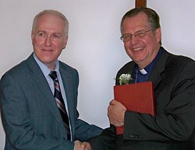 L'auteur, M. Sylvain Gosselin, remet une édition de luxe à Mgr Pierre-André Fournier, archevêque de Rimouski, 9 juin 2009.